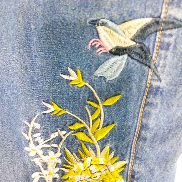 ❤️ Floral Embroidered High Rise Jeans - Picture 9 of 11